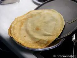 Fertige Crêpes auf Teller stapeln