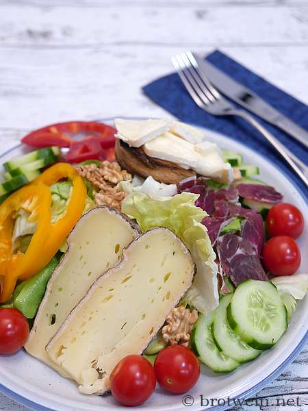Salat mit Käse und Schinken - Salade Montagnarde - Brotwein