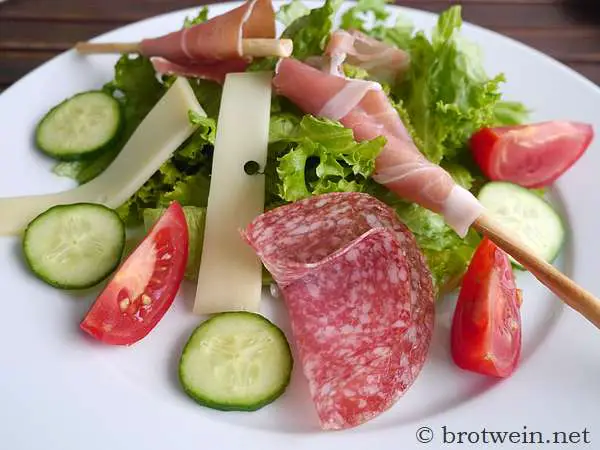 Salat mit Käse und Schinken - Salade Montagnarde - Brotwein