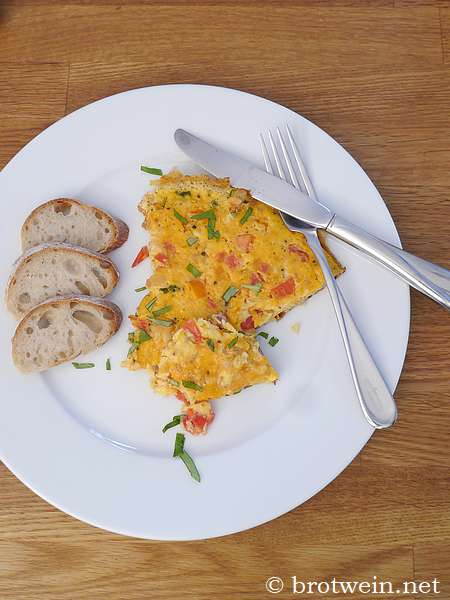 Omelette mit Tomaten und Käse - Brotwein