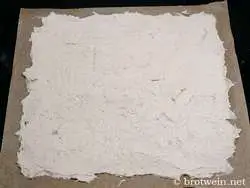 Teig auf Backpapier streichen