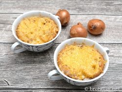 Zwiebelsuppe - Rezept französische Art mit Käse überbacken