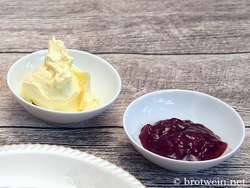 Geschlagene Butter (Clotted Cream Alternative) und Erdbeerkonfitüre