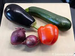 Perfekt für gegrillte Gemüsespieße: Paprika, Zucchini, Aubergine und Zwiebeln