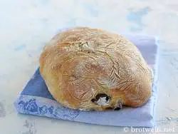 Ein schöner Laib Brot mit Oliven