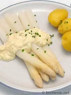 Spargel mit Bozner Sauce und Kartoffeln
