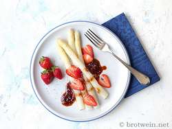 Spargel mit Erdbeeren und Balsamico