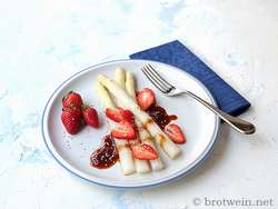 Spargel mit Erdbeeren