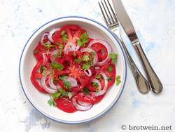 Chilenischer Salat: Tomatensalat mit Zwiebeln und Koriander