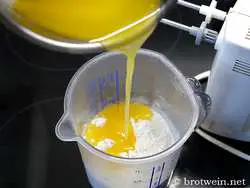 Geschmolzene Butter für die Streusel