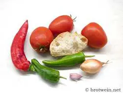 Gazpacho Zutaten: Tomaten, Paprika, Zwiebel, Knoblauch, Brot und Gurke