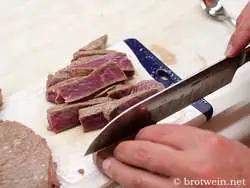 Fleisch scharf anbraten / grillen und in Scheiben schneiden