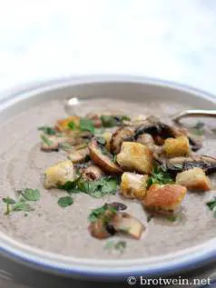 Champignonsuppe mit Croutons und Pilztopping