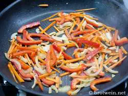 Zwiebel, Lauch, Karotten und Paprika anbraten