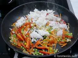 Reis sowie Gewürze zugeben und anbraten (bis hierhin Nasi Goreng vegetarisch)