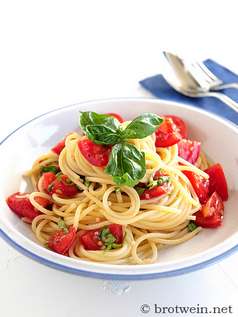 Spaghetti mit kalter Tomatensauce aus rohen Tomaten
