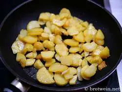 Die gekochten Kartoffeln in Scheiben alleine in der Pfanne braten