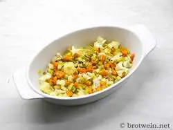 Gemüse in die gefettete Auflaufform geben