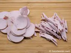 Fleischwurst schneiden für Omas Fleischsalat