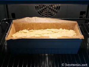 Karotttenkuchen in Ofen geben