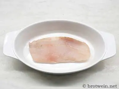 Fischfilet in gefettete Form legen
