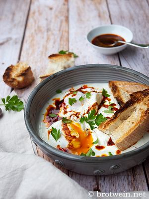 Cilbir - Rezept für türkische Eier mit Joghurt
