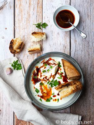 Cilbir - Rezept für türkische Eier mit Joghurt