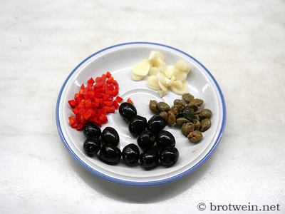 Gehören in die Pizzaiola: Kapern, Oliven, Knoblauch
