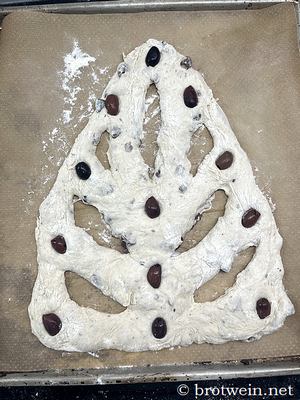 Olivenfougasse mit Oliven dekoriert