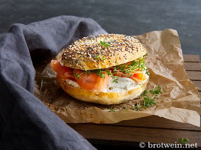 Bagel mit Lachs und Frischkäse