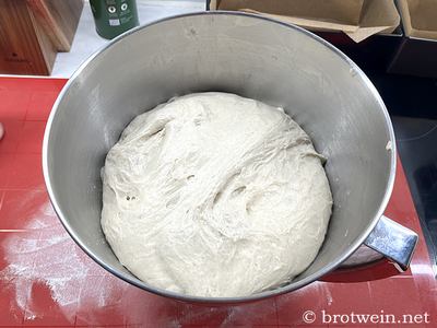 Teig geknetet und nach der Stockgare