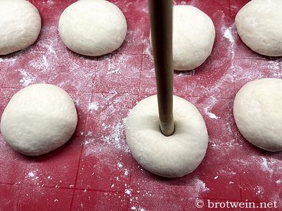Loch in die rundgeschliffenen Teiglinge stechen