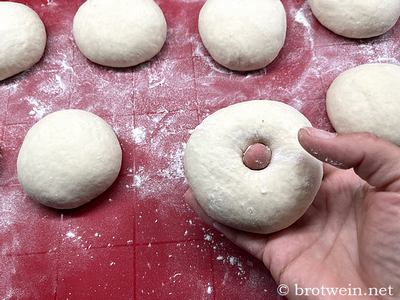 Das Loch mit den Händen deutlich vergrößern