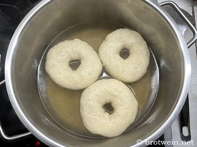 Bagels von beiden Seiten gut 30 Sekunden kochen