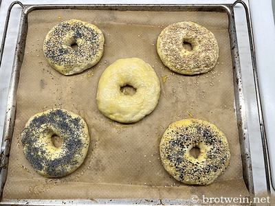 Dekorierte Bagels - bereit für den Backofen