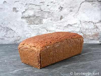 Vollkornbrot mit Schrot in der Kastenform gebacken