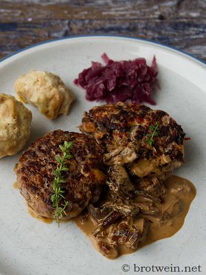 Wildschwein Frikadelle mit Pilz-Sahne-Sauce