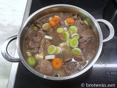 Wurzelgemüse, Gewürze und Wasser zugeben und köcheln lassen