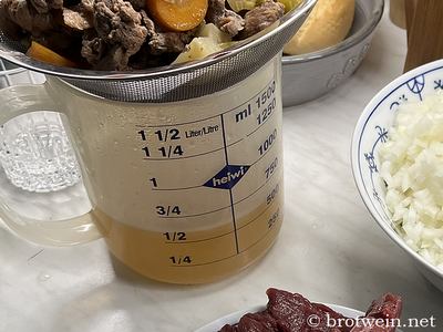 Nach einigen Stunden Kochzeit den Fond abseihen