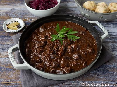 Gulasch vom Wildschwein aus dem Backofen