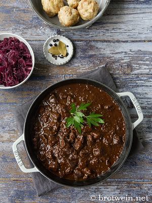 Wildschweingulasch - Rezept klassisch mit Rotwein