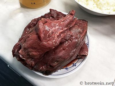 Fein pariertes Fleisch von der Wildschweinkeule