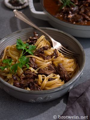 Ochsenschwanzragout - Rezept für geschmorter Ochsenschwanz