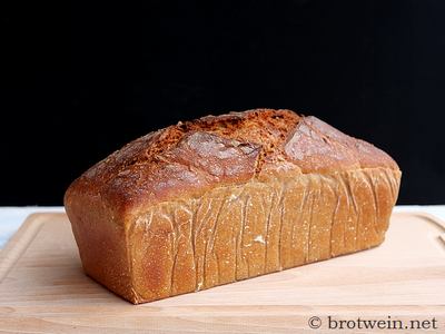 Ein Laib Kastenbrot als mildes Weizenmischbrot