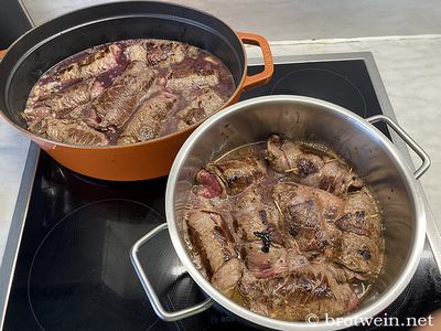 Alles zusammen im Schmortopf, Fond und Rotwein angießen und lange schmoren
