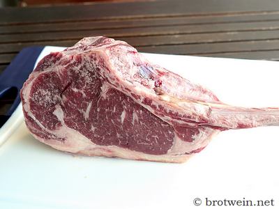 Tomahawk Steak hier: ca.1.200 g und 8 cm hoch