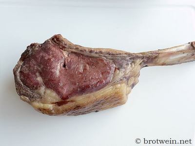 Fertig vorgegartes Tomahawk fertig zum Grillen