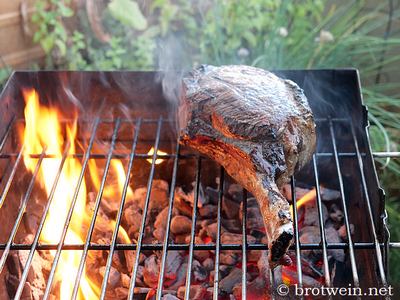 Tomahawk von allen Seiten grillen - Vorsicht das Fett verbrennt!