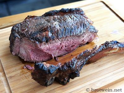 Den Knochen vom Fleisch schneiden