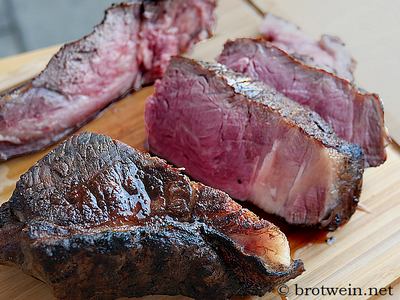 Steakfleisch in Scheiben aufschneiden